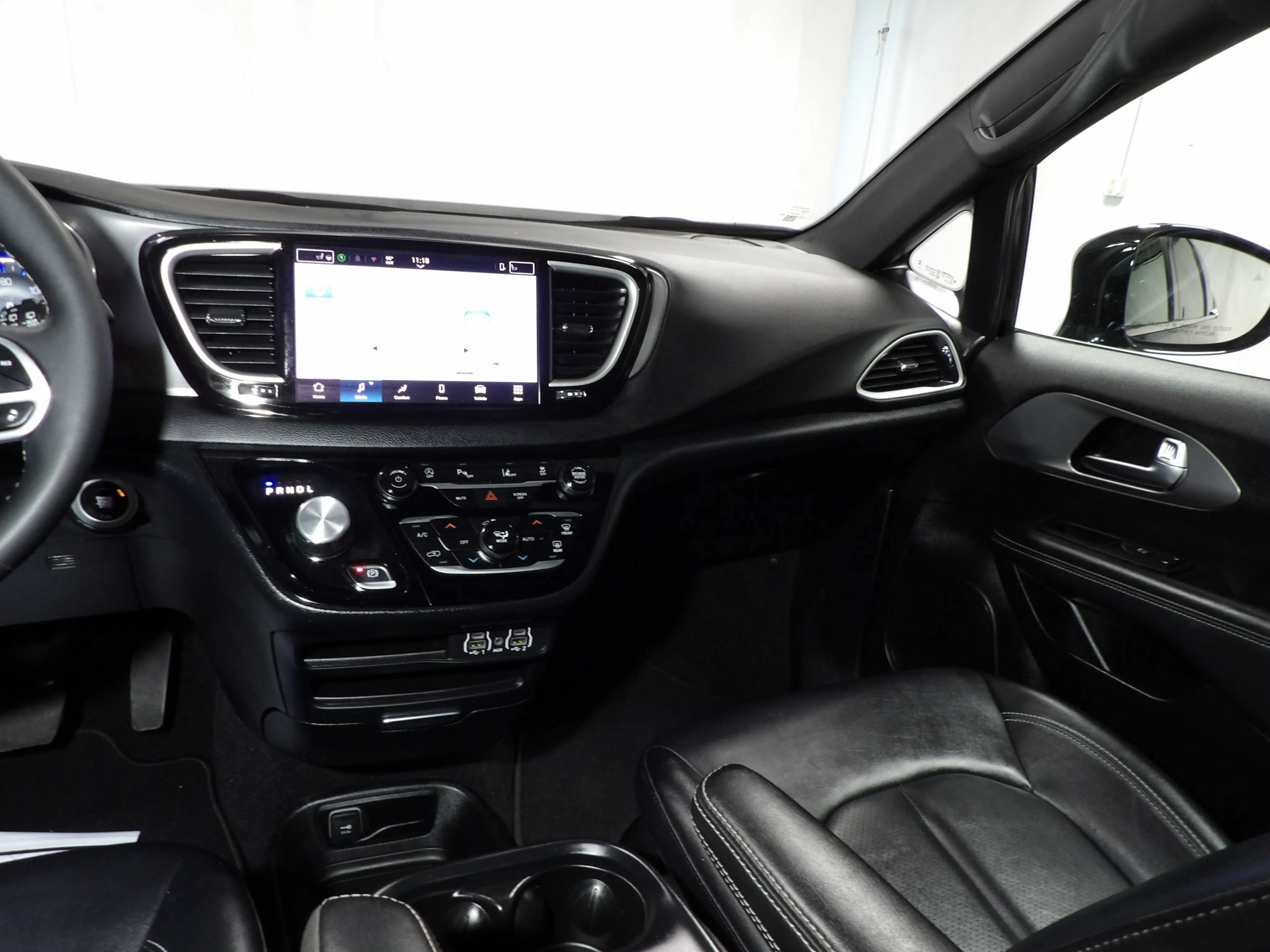 Used 2025 Chrysler Pacifica Select FWD image 19