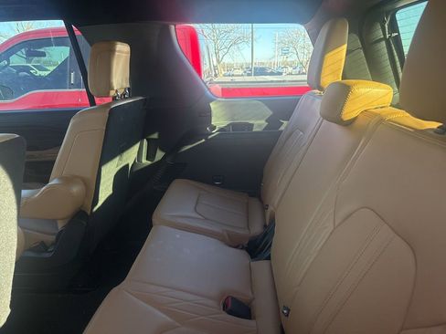 Used 2023 Ford Expedition Platinum image 11