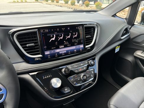 New 2027 Chrysler Pacifica Select FWD image 34