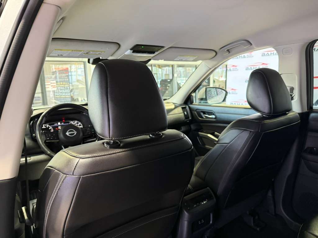 Used 2025 Nissan Pathfinder SL FWD image 33