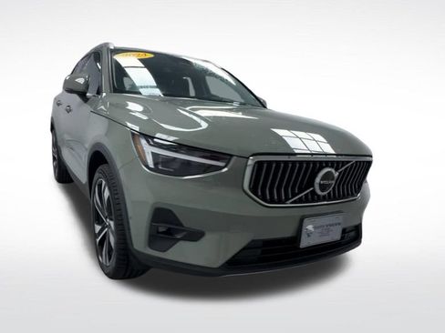 Used 2024 Volvo XC40 B5 Ultimate w/ Protection Package Premier AWD/4WD image 2
