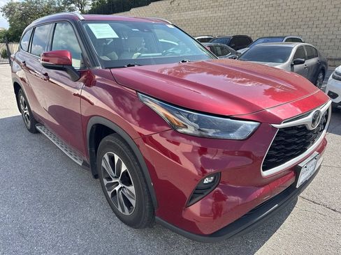 Used 2022 Toyota Highlander XLE FWD image 3
