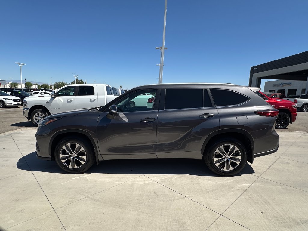 Used 2023 Toyota Highlander XLE FWD image 3