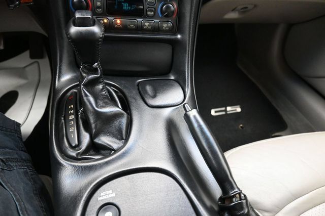 Used 2004 Chevrolet Corvette Coupe RWD image 11