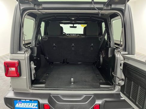 Used 2018 Jeep Wrangler Unlimited Sahara image 12