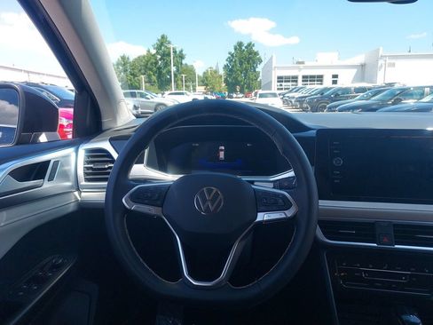 Certified 2025 Volkswagen Taos SE AWD/4WD image 10