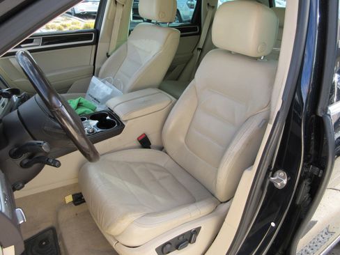 Used 2017 Volkswagen Touareg Executive image 21