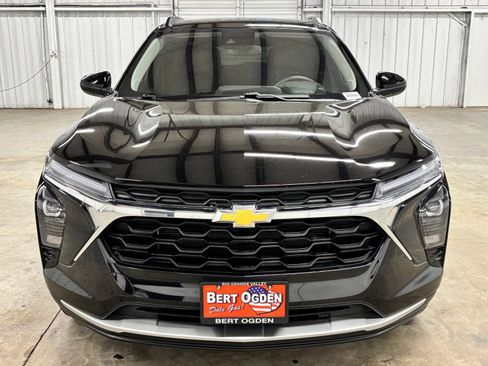 Used 2025 Chevrolet Trax LT w/ Driver Confidence Package FWD image 2
