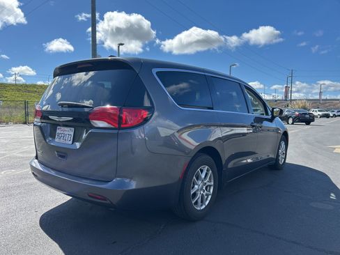 Used 2023 Chrysler Voyager LX image 4