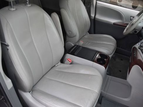 Used 2013 Toyota Sienna XLE image 28