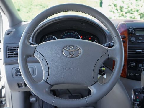 Used 2007 Toyota Sienna XLE image 24