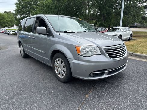 Used 2013 Chrysler Town & Country Touring FWD image 7