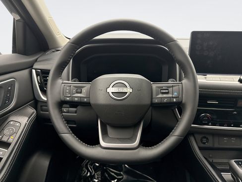 Used 2025 Nissan Rogue Platinum w/ Platinum Premium Package FWD image 12