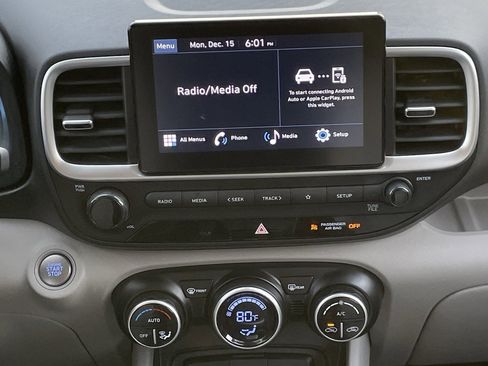 Used 2025 Hyundai Venue SEL image 17