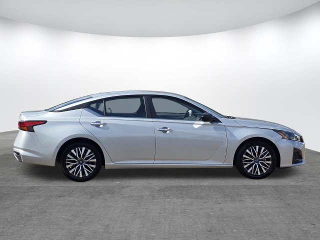 Used 2025 Nissan Altima 2.5 SV FWD image 3