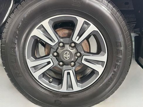 Used 2017 Toyota Tacoma TRD Sport w/ Tow Package RWD image 29