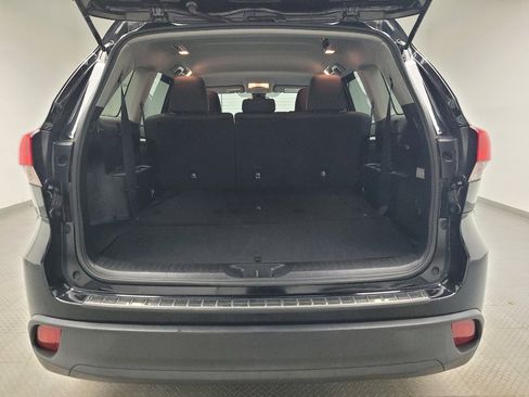 Used 2019 Toyota Highlander LE image 29