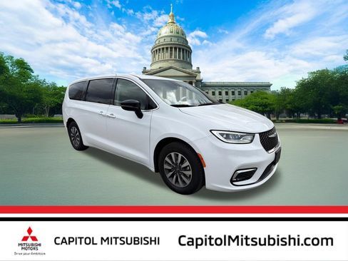 Used 2024 Chrysler Pacifica Limited FWD image 1