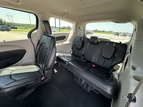 Used 2023 Chrysler Pacifica Touring-L FWD image 18