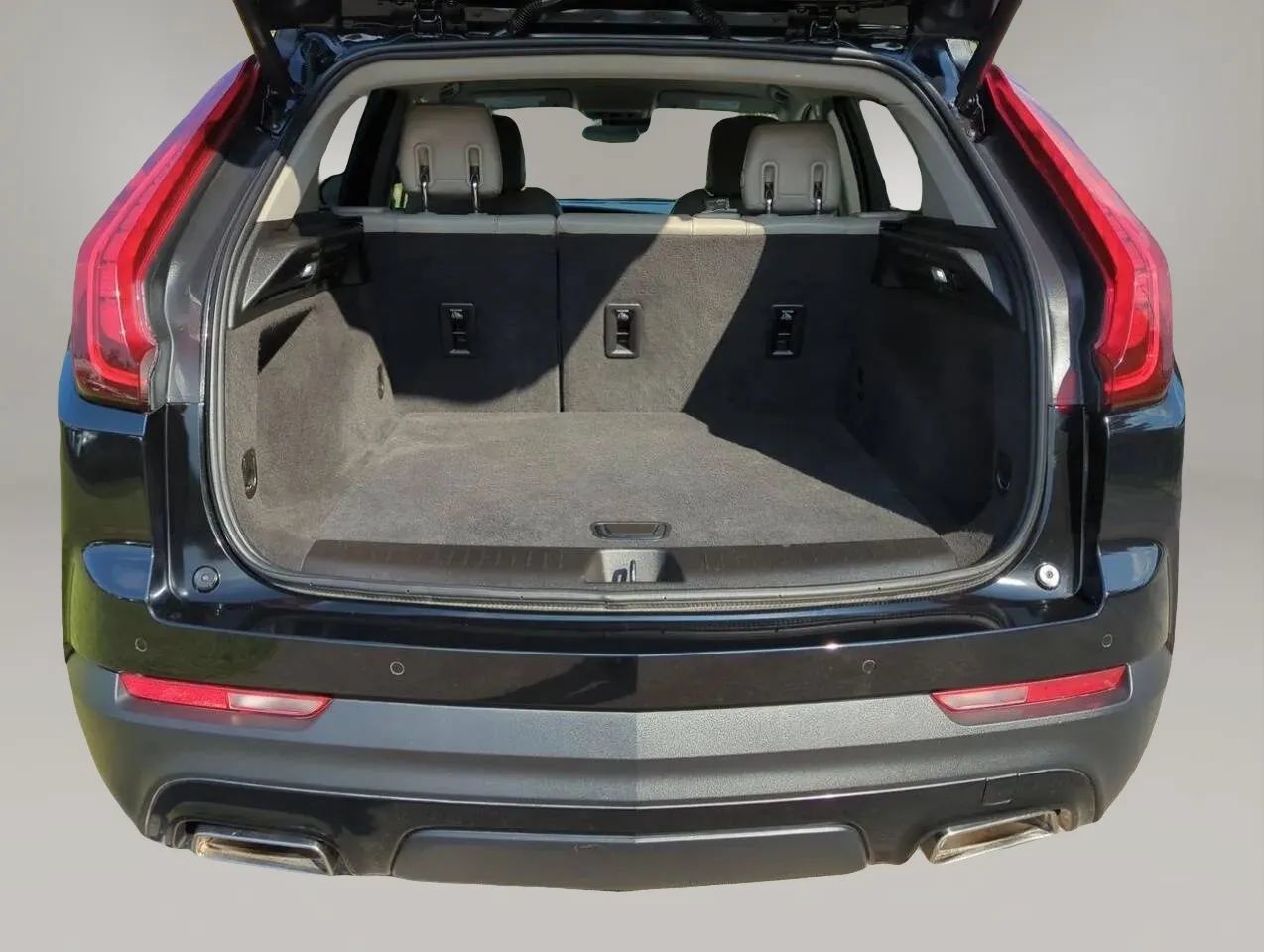 Used 2023 Cadillac XT4 Luxury w/ Cold Weather Package AWD/4WD image 21