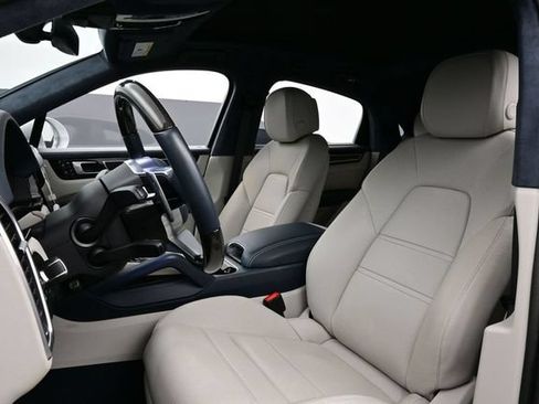 Used 2022 Porsche Cayenne GTS AWD/4WD image 5
