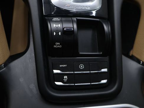 Used 2018 Porsche Cayenne w/ Premium Package AWD/4WD image 30