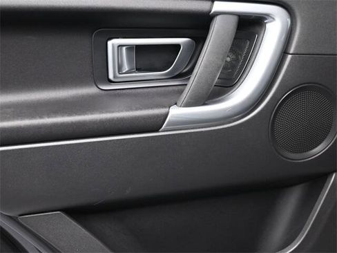 Used 2017 Land Rover Discovery Sport SE image 10
