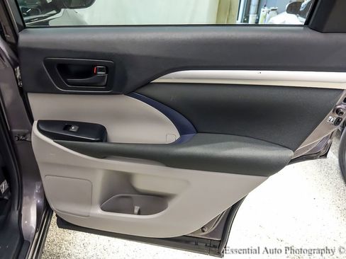 Used 2019 Toyota Highlander LE AWD/4WD image 22