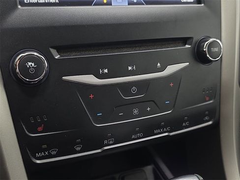 Used 2014 Ford Fusion SE w/ Equipment Group 202A image 23