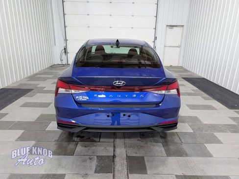 Used 2023 Hyundai Elantra SE image 3