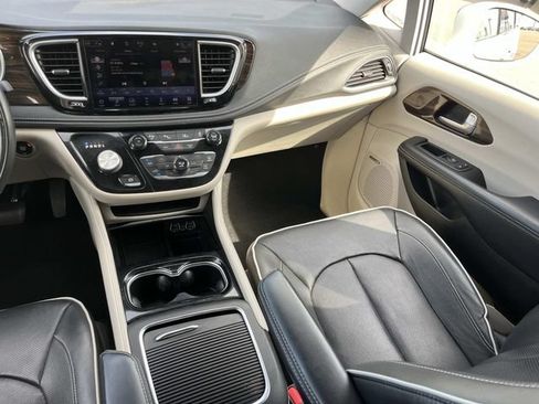 Used 2022 Chrysler Pacifica Limited FWD image 16