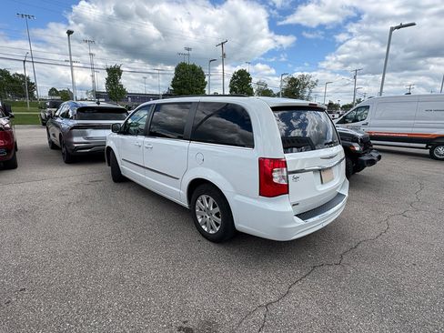 Used 2016 Chrysler Town & Country Touring FWD image 4