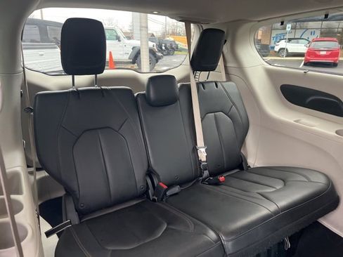 Used 2017 Chrysler Pacifica Touring-L image 26