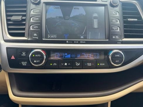 Used 2018 Toyota Highlander Limited Platinum AWD/4WD image 34