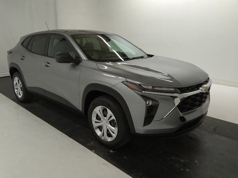 Used 2024 Chevrolet Trax LS w/ Driver Confidence Package FWD image 13