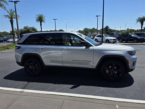 Used 2024 Jeep Grand Cherokee Limited w/ Black Appearance Package image 5
