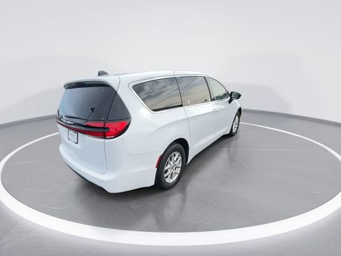 Used 2024 Chrysler Pacifica Touring-L image 8