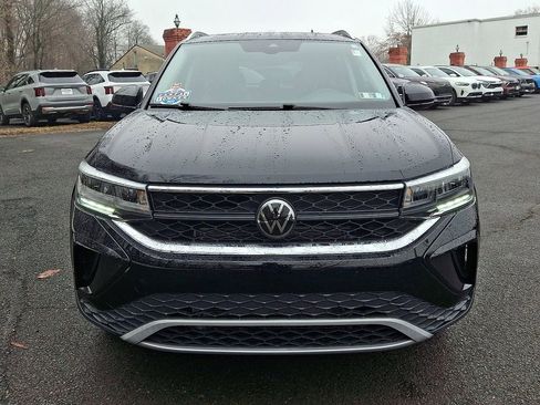 Used 2023 Volkswagen Taos SE w/ Panoramic Sunroof Package image 2