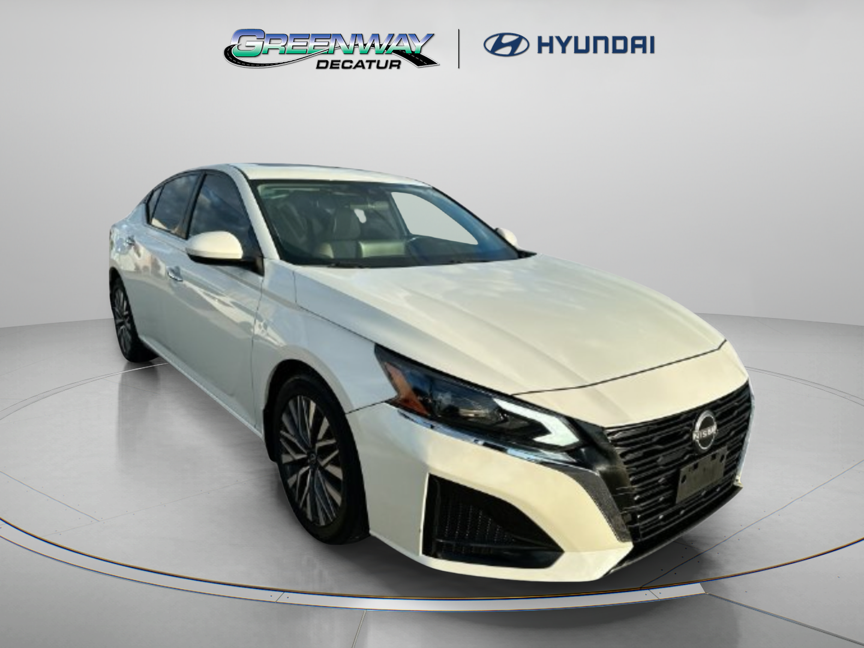 Used 2023 Nissan Altima 2.5 SV w/ SV Premium Package FWD image 2