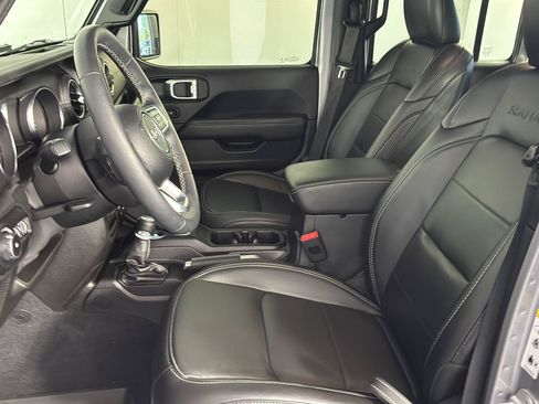 Used 2019 Jeep Wrangler Unlimited Sahara w/ Cold Weather Group AWD/4WD image 24