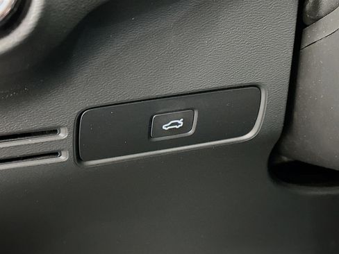 Used 2025 Volvo XC40 B5 Plus image 17