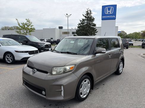 Used 2013 Scion xB FWD image 1