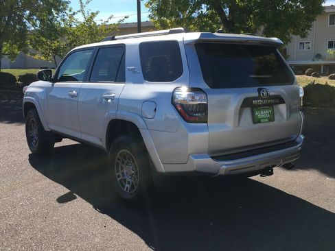 Used 2018 Toyota 4Runner TRD Off-Road w/ TRD Performance Package AWD/4WD image 5