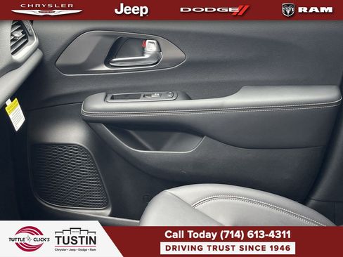 New 2026 Chrysler Pacifica Select FWD image 21