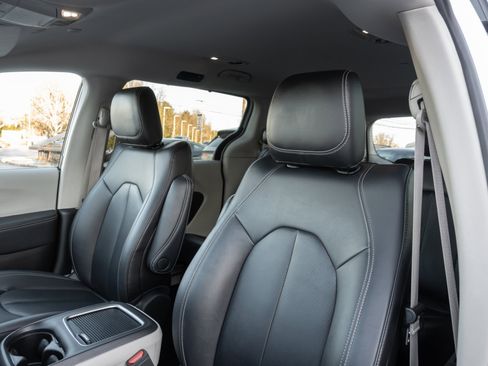 Used 2024 Chrysler Pacifica Touring-L image 15