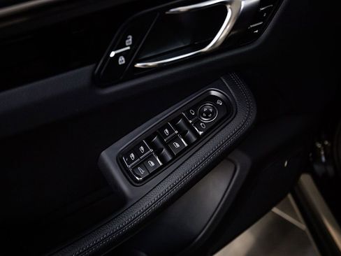 Certified 2025 Porsche Macan AWD/4WD image 22