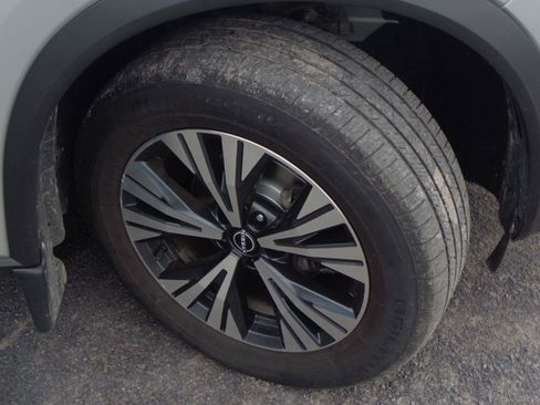 Used 2022 Nissan Rogue SV AWD/4WD image 17