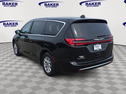 Used 2025 Chrysler Pacifica Select FWD image 7