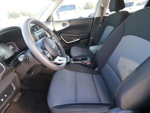 Used 2025 Kia Soul LX w/ LX Technology Package image 2