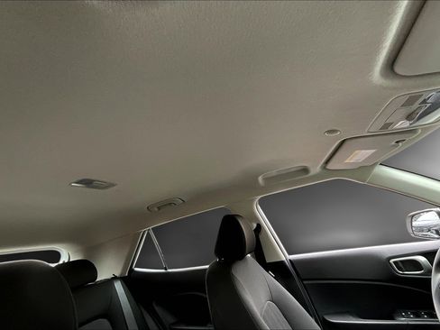 Certified 2025 Hyundai Venue SE image 27